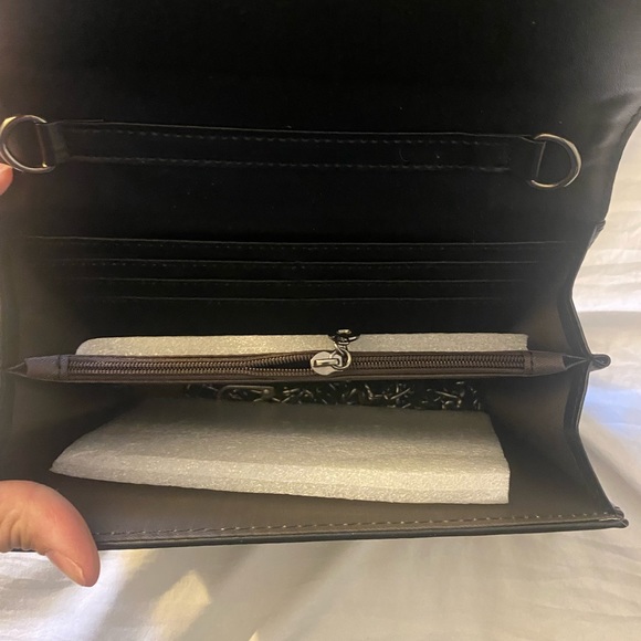 This small crossbody bag comes with a gunmetal chain. - Picture 3 of 5